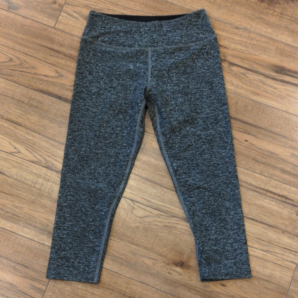 BEYOND YOGA | crop capris leggings grey size small